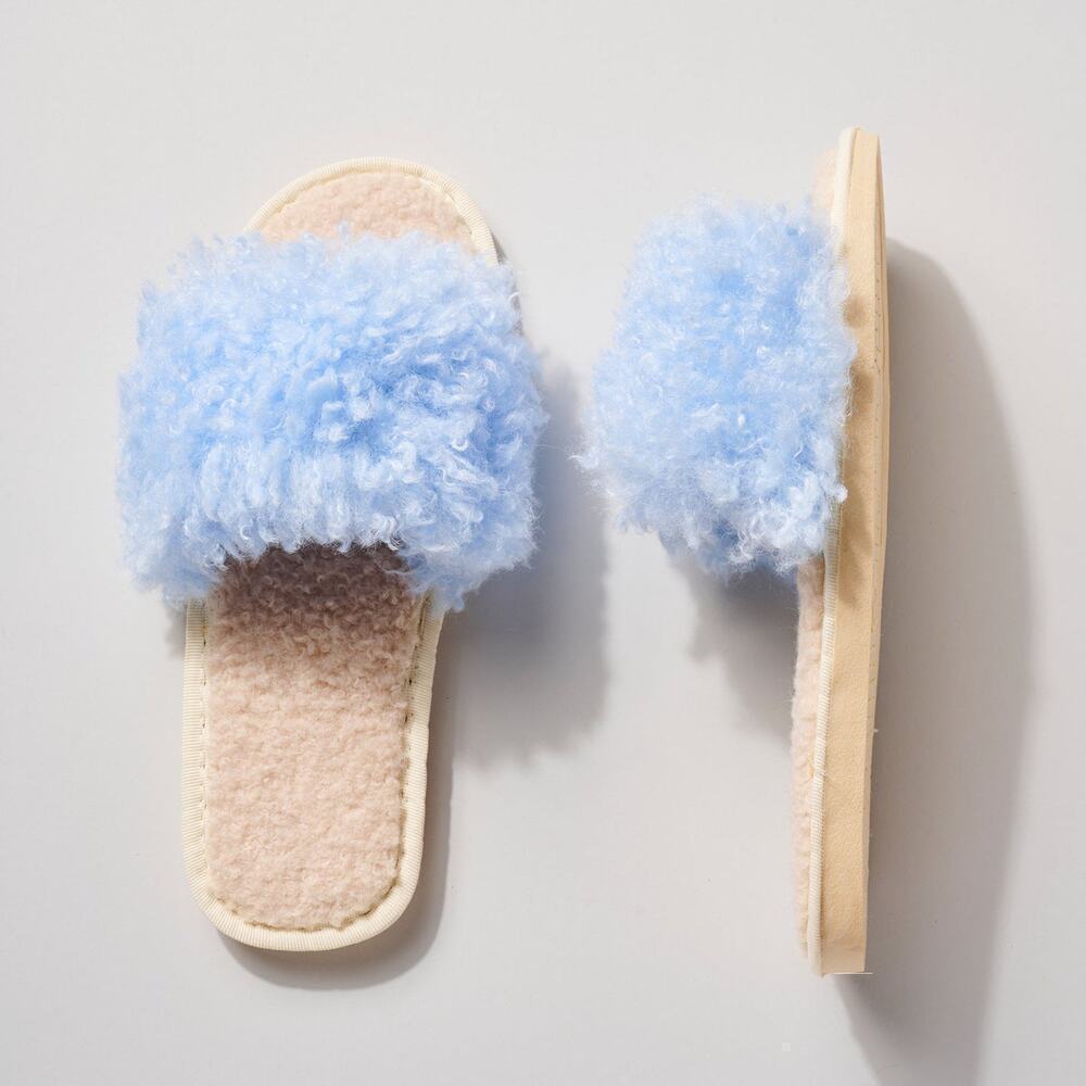 NWT Avenue Zoe Women's Slip-on Cozy Solid Fuzzy Slippers